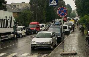 Активісти займуться проблемою парковок біля центрального ринку Активісти займуться проблемою парковок біля центрального ринку