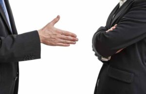 “Непорядним людям руки не подаю”: ексочільник управління освіти Нововолинська не привітався із Сапожніковим “Непорядним людям руки не подаю”: ексочільник управління освіти Нововолинська не привітався із Сапожніковим