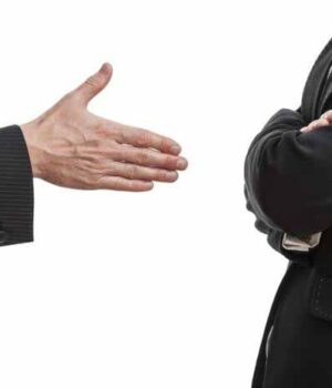 602720 “Непорядним людям руки не подаю”: ексочільник управління освіти Нововолинська не привітався із Сапожніковим