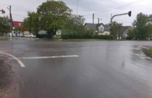 Шукають водія білого буса, який скоїв ДТП на перехресті та втік! Шукають водія білого буса