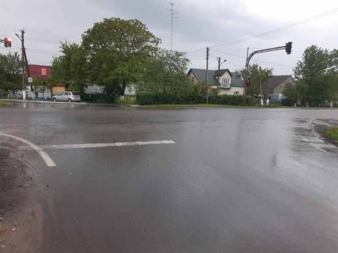 Шукають водія білого буса, який скоїв ДТП на перехресті та втік! Шукають водія білого буса