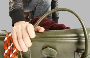 Хлопці викрали в жінки сумочку Хлопці викрали в жінки сумочку