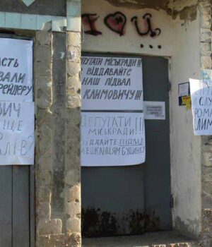 Жителі будинку влаштували мітинг проти приватизації підвалу депутатом міськради Климовичем (відео)