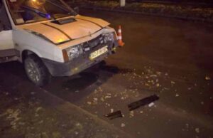 ДТП: “ВАЗ” врізався у припаркований джип ДТП: "ВАЗ" врізався у припаркований джип