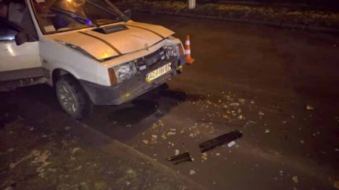 ДТП: “ВАЗ” врізався у припаркований джип ДТП: "ВАЗ" врізався у припаркований джип