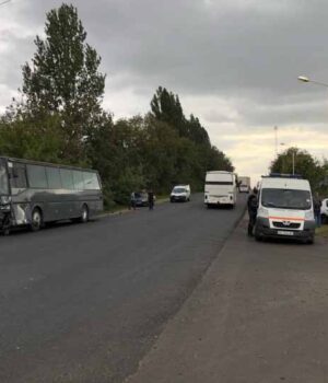 На вулиці Луцькій легковик зіткнувся з автобусом