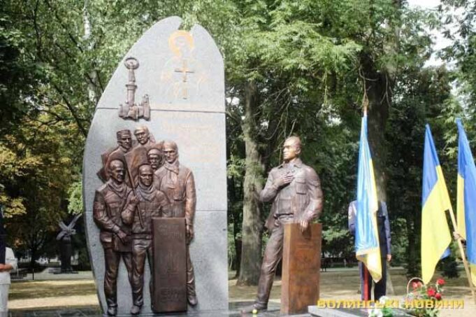 У Луцьку відкрили пам’ятник загиблим героям Небесної сотні У Луцьку відкрили пам’ятник загиблим героям Небесної сотні
