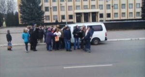 Після зборів членів дачного масиву побилися і вкрали протокол (ЕКСКЛЮЗИВНЕ ВІДЕО) Після зборів членів дачного масиву побилися і вкрали протокол (ЕКСКЛЮЗИВНЕ ВІДЕО)