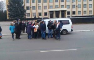 Після зборів членів дачного масиву побилися і вкрали протокол (ЕКСКЛЮЗИВНЕ ВІДЕО) Після зборів членів дачного масиву побилися і вкрали протокол (ЕКСКЛЮЗИВНЕ ВІДЕО)