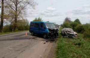 ДТП біля Володимира: лобове зіткнення мікроавтобуса та легковика ДТП біля Володимира: лобове зіткнення мікроавтобуса та легковика