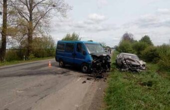 ДТП біля Володимира: лобове зіткнення мікроавтобуса та легковика ДТП біля Володимира: лобове зіткнення мікроавтобуса та легковика