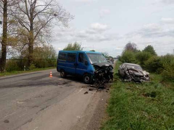 ДТП біля Володимира: лобове зіткнення мікроавтобуса та легковика ДТП біля Володимира: лобове зіткнення мікроавтобуса та легковика