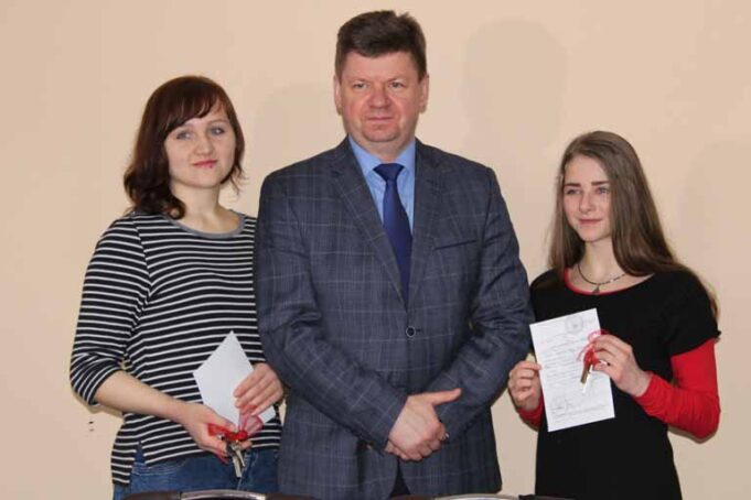 Двом сиротам вручили ключі від житла Двом сиротам вручили ключі від житла