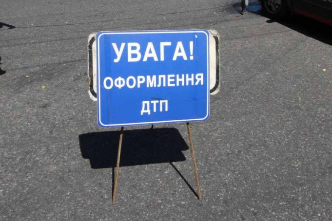 Водій врізався у припарковане авто і втік Водій врізався у припарковане авто і втік