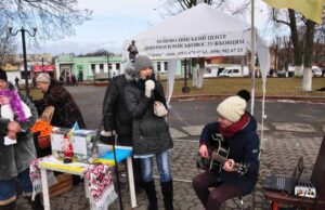 Нововолинці колядували, аби зібрати кошти для бійців (ФОТО) Нововолинці колядували