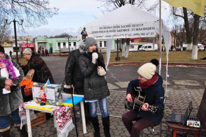 Нововолинці колядували, аби зібрати кошти для бійців (ФОТО) Нововолинці колядували