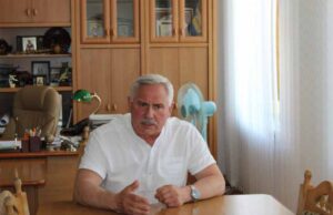 “Разом з вами піду я косити”, – Сапожніков бідкається через високу траву "Разом з вами піду я косити"