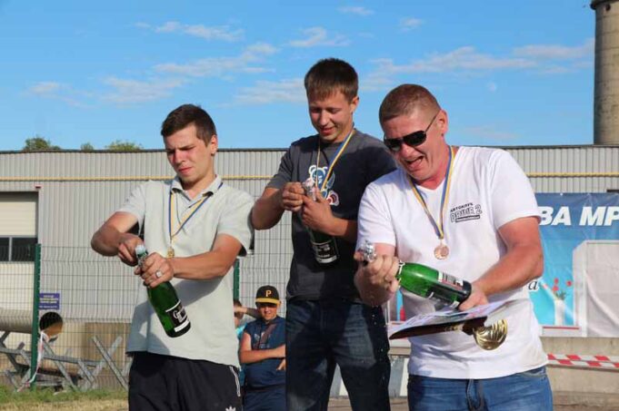 Чемпіонат України з автослалому: призові кубки – у трьох нововолинців (ВІДЕО) Чемпіонат України з автослалому: призові кубки - у трьох нововолинців (ВІДЕО)