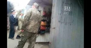 Підприємцям на ринку вручають повістки (ВІДЕО) Підприємцям на ринку вручають повістки (ВІДЕО)