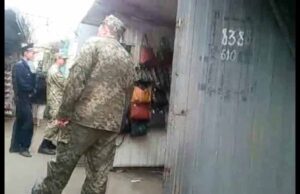 Підприємцям на ринку вручають повістки (ВІДЕО) Підприємцям на ринку вручають повістки (ВІДЕО)