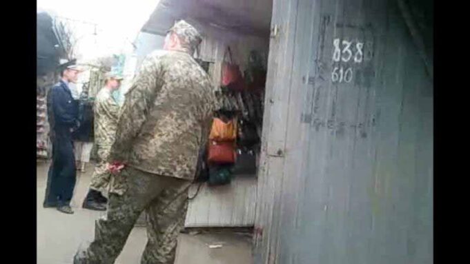 Підприємцям на ринку вручають повістки (ВІДЕО) Підприємцям на ринку вручають повістки (ВІДЕО)