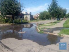 На Нововолинській із каналізації б’є фонтан На Нововолинській із каналізації б’є фонтан