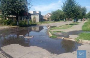 На Нововолинській із каналізації б’є фонтан На Нововолинській із каналізації б’є фонтан