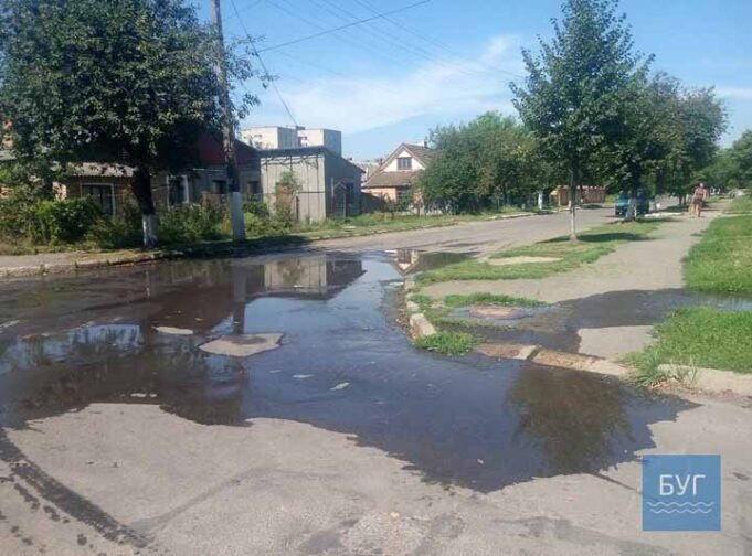 На Нововолинській із каналізації б’є фонтан На Нововолинській із каналізації б’є фонтан