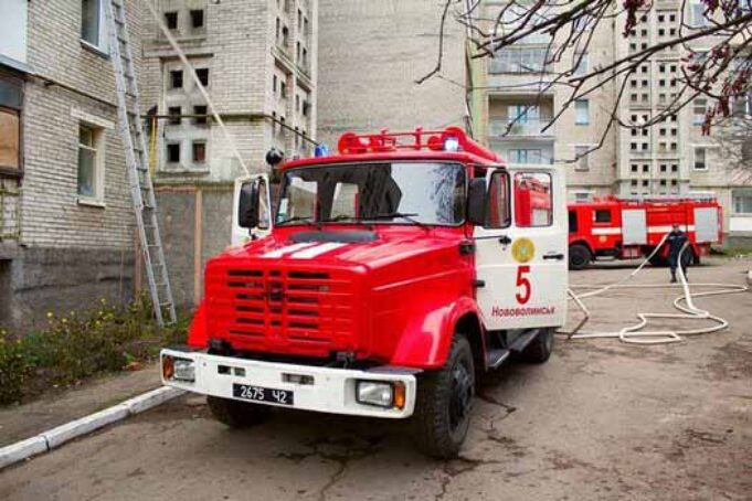 Рятувальники витягли з вогню чоловіка Рятувальники витягли з вогню чоловіка