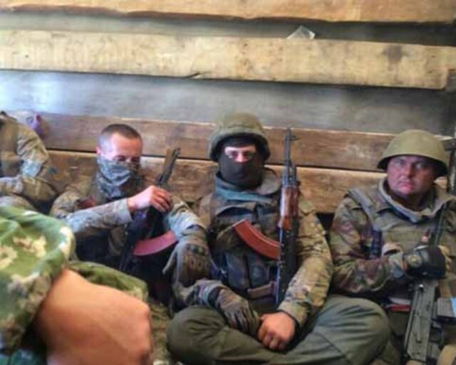 Вырвавшиеся из окружения под Иловайском рассказали о “коридоре смерти” и горах трупов (фото) Вырвавшиеся из окружения под Иловайском рассказали о "коридоре смерти" и горах трупов (фото)