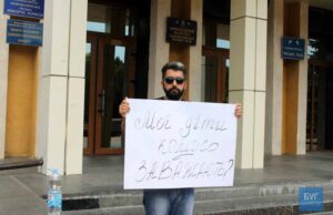 Підприємець погрожує спалити себе під міськрадою Підприємець погрожує спалити себе під міськрадою