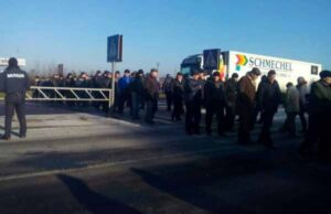 Шахтарі Нововолинська почали безстрокову акцію протесту недалеко від державного кордону Шахтарі Нововолинська почали безстрокову акцію протесту недалеко від державного кордону