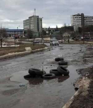 У місті разом зі снігом сходить й асфальт. Водії будьте обережні!