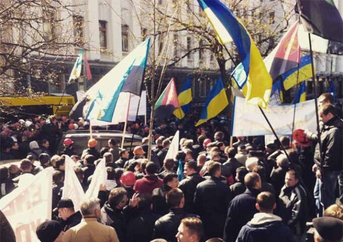 Шахтарі в Києві: натовп прорвав міліцейський кордон перед Адміністрацією Президента Шахтарі в Києві: натовп прорвав міліцейський кордон перед Адміністрацією Президента