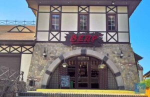 Вночі знову розбили вікна магазину Вночі знову розбили вікна магазину