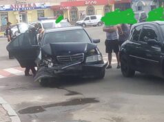 У Нововолинську водій “Мерседеса” не зупинився на переході і в’їхав у “Рено”. ФОТО У Нововолинську водій "Мерседеса" не зупинився на переході і в'їхав у "Рено". ФОТО