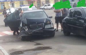 У Нововолинську водій “Мерседеса” не зупинився на переході і в’їхав у “Рено”. ФОТО У Нововолинську водій "Мерседеса" не зупинився на переході і в'їхав у "Рено". ФОТО