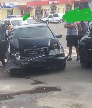 У Нововолинську водій "Мерседеса" не зупинився на переході і в'їхав у "Рено". ФОТО