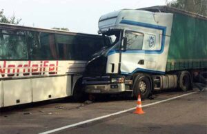 На зупинці 9-ї шахти фура врізалася в автобус з шахтарями! На зупинці 9-ї шахти фура врізалася в автобус з шахтарями!