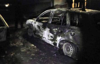 В дворі житлового будинку згоріло кілька автомобілів! (відео) В дворі житлового будинку згоріло кілька автомобілів! (відео)