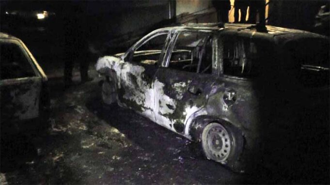 В дворі житлового будинку згоріло кілька автомобілів! (відео) В дворі житлового будинку згоріло кілька автомобілів! (відео)