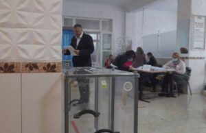 Кандидат на міського голову Нововолинська голосував без маски Кандидат на міського голову Нововолинська голосував без маски