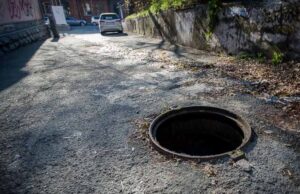 На задньому дворі коледжу – сміття і відкритий люк! На задньому дворі коледжу - сміття і відкритий люк!