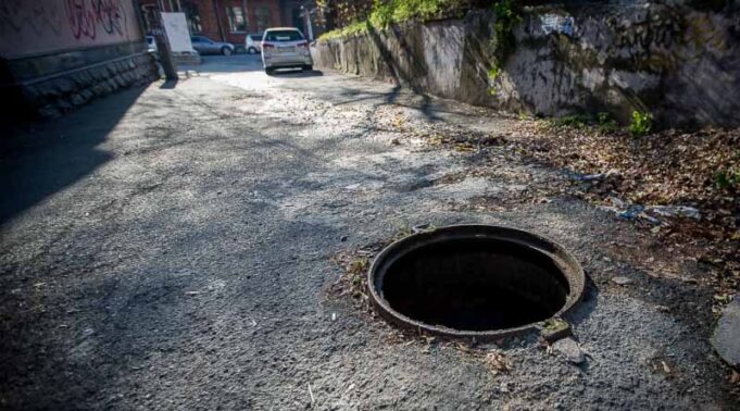 На задньому дворі коледжу – сміття і відкритий люк! На задньому дворі коледжу - сміття і відкритий люк!