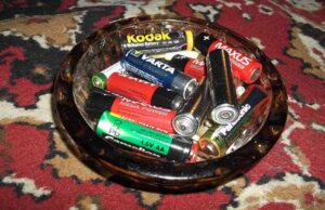 Куди подіти батарейки і ртутні лампи? Викиньте у смітник! Куди подіти батарейки і ртутні лампи? Викиньте у смітник!