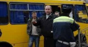 Кидався з ножем на пасажирів, щоб не платити у маршрутці Кидався з ножем на пасажирів