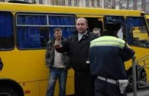 Кидався з ножем на пасажирів, щоб не платити у маршрутці Кидався з ножем на пасажирів