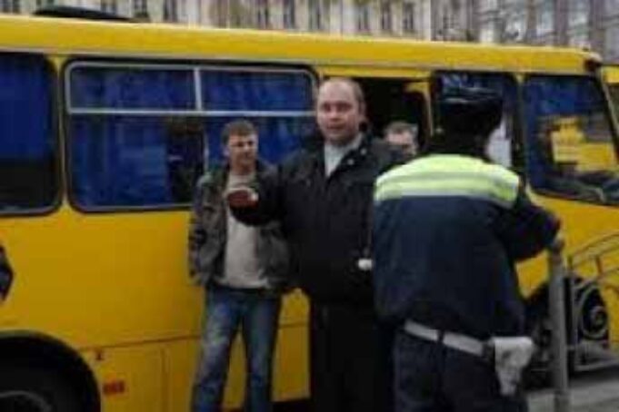 Кидався з ножем на пасажирів, щоб не платити у маршрутці Кидався з ножем на пасажирів