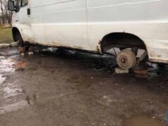 На 15-му мікрорайоні вночі з буса зняли колеса! На 15-му мікрорайоні вночі з буса зняли колеса!