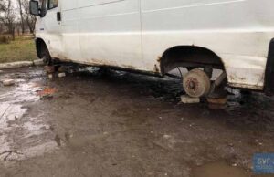 На 15-му мікрорайоні вночі з буса зняли колеса! На 15-му мікрорайоні вночі з буса зняли колеса!